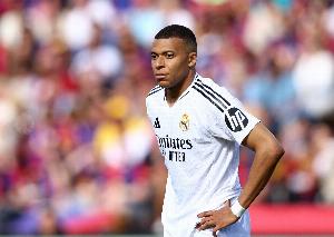 记者：姆巴佩离队时没和巴黎工作人员交恶，其父还在巴黎包厢观战