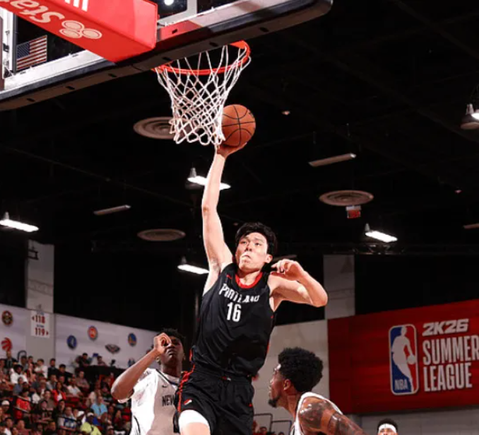 PM体育-三人驱逐！杨瀚森轰15+4+2+3帽，创夏联新高纪录，开拓者险胜鹈鹕