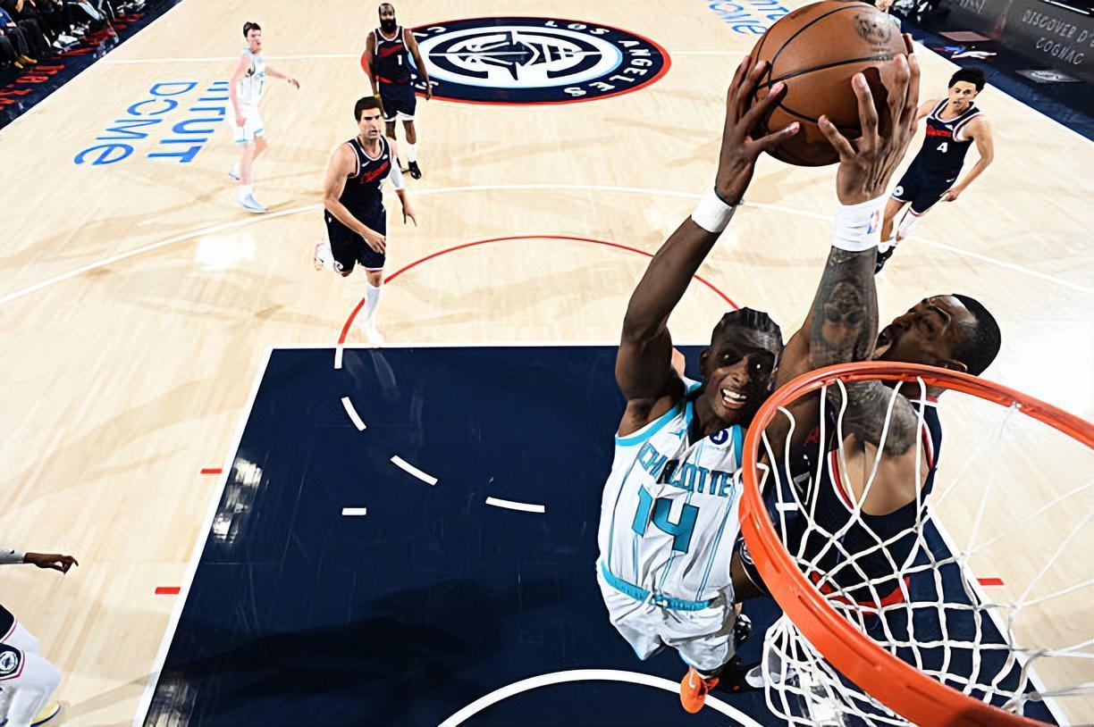 PM体育-本来是一名可靠的蓝领中锋！结果快船就这样白白将他送到了黄蜂？